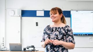 lukio opettaja hymyilee luokassa