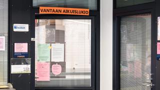 Aikuislukion kanslia / Tikkurila